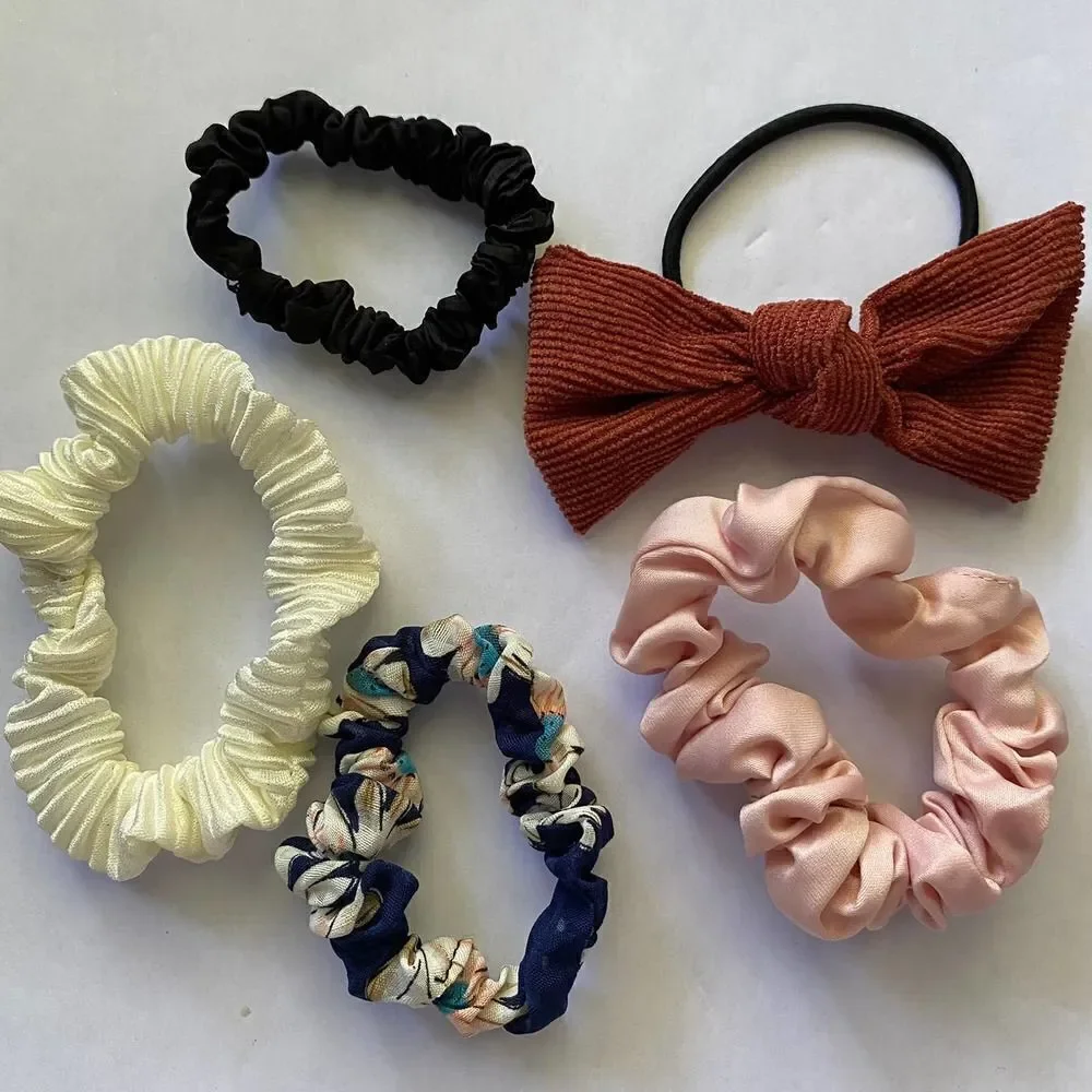 𝅺Set of 5 Scrunchies - Rust Navy Floral Bow